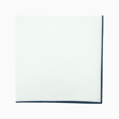 Pochette de costume blanche à liseré bleu marine