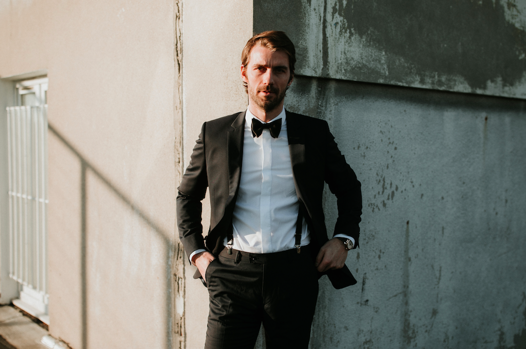 beau gosse marié en noeud pap