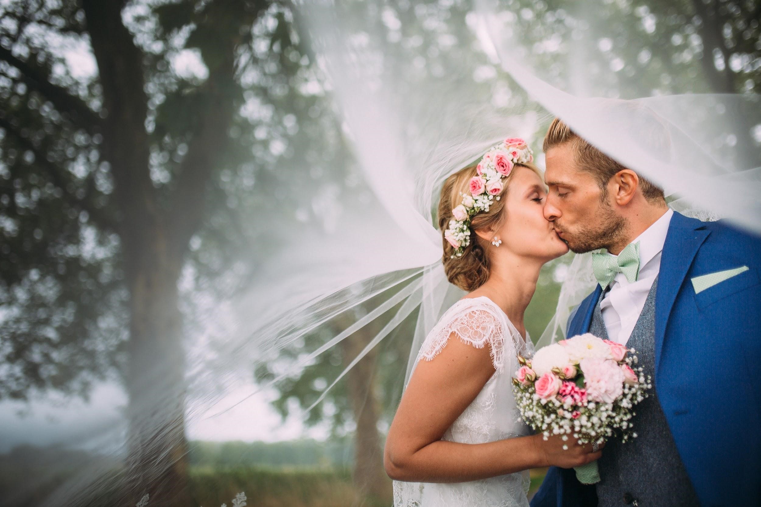 noeud papillon avec costume bleu